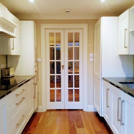 Elegant & Spacious Parkside 2-Bedroom 2-Bathroom Flat In Period Building On Blackheath Common - Private Entrance, Great Greenwich Location, Easy For O2 Arena And City! London Exterior foto