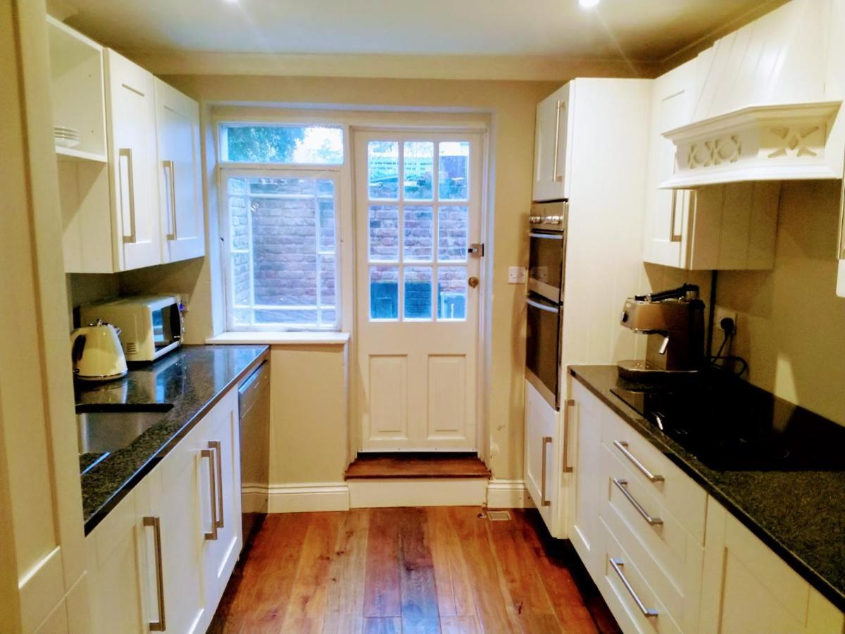Elegant & Spacious Parkside 2-Bedroom 2-Bathroom Flat In Period Building On Blackheath Common - Private Entrance, Great Greenwich Location, Easy For O2 Arena And City! London Exterior foto